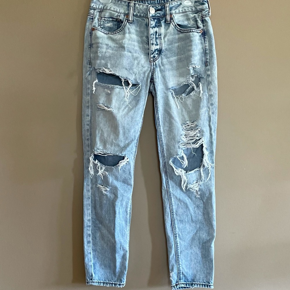 American Eagle Tomgirl Style Light washed Distressed Jeans Size 6